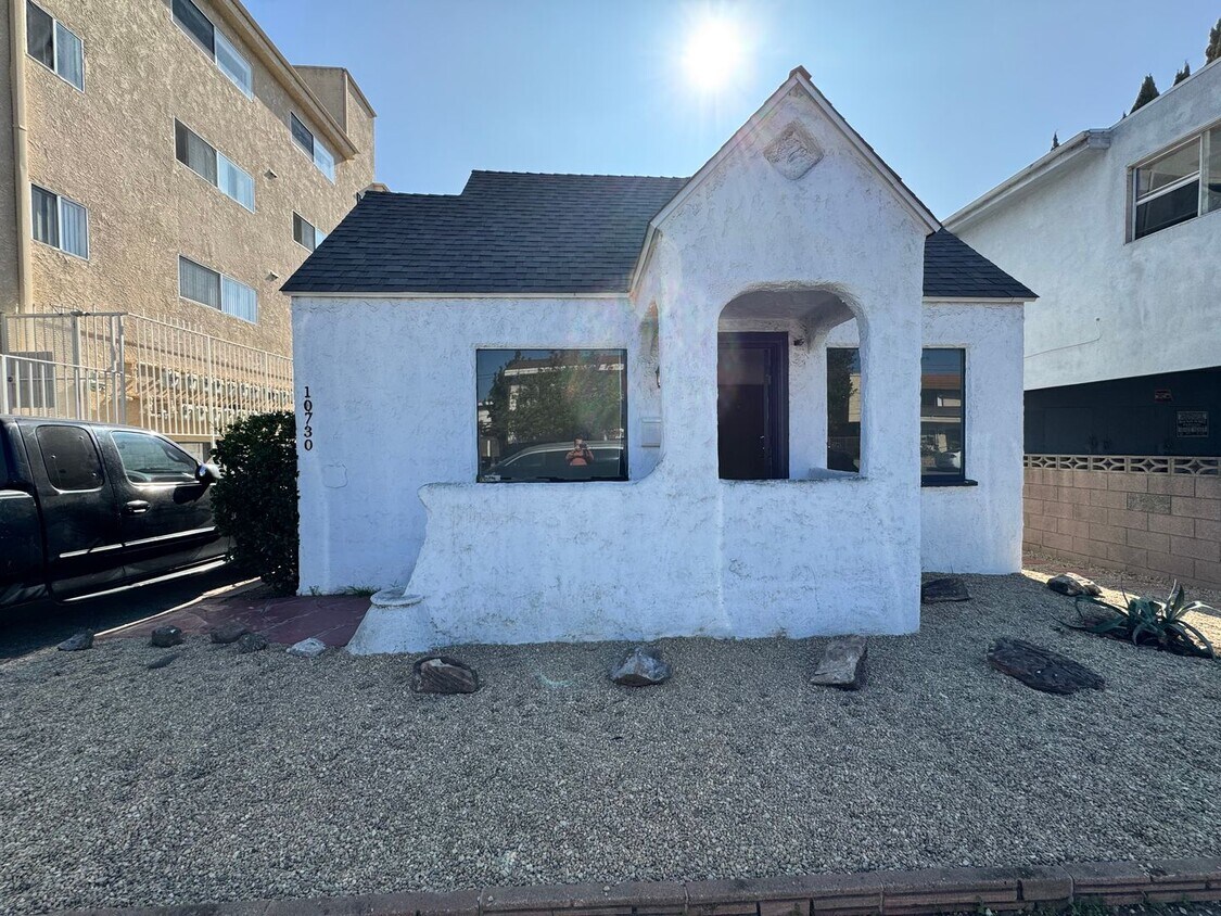 Primary Photo - Two Bedroom Front House near Westside Village