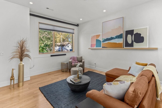 Building Photo - 707 SE A St