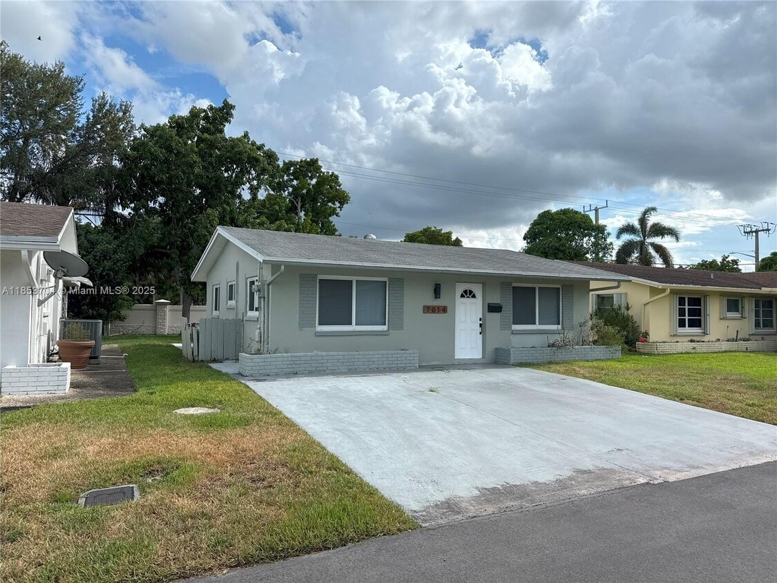 Building Photo - 7014 NW 57th Ct