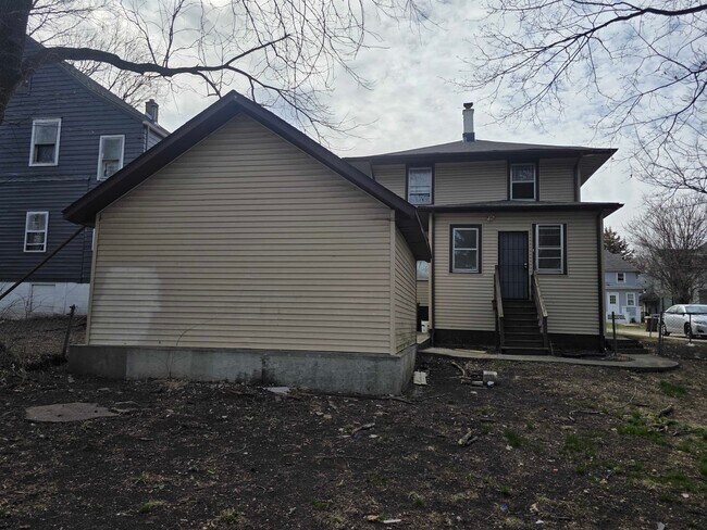 Building Photo - 321 Albert Ave