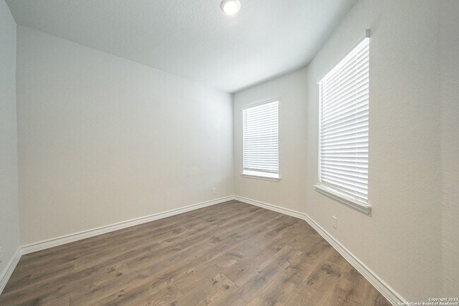 Building Photo - 909 Rolling River