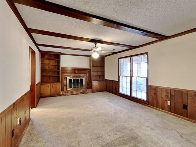 Building Photo - Large 4 Bed Home with character and charm!