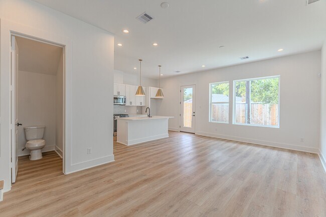 Foto del edificio - 7707 Inwood Grv Ln