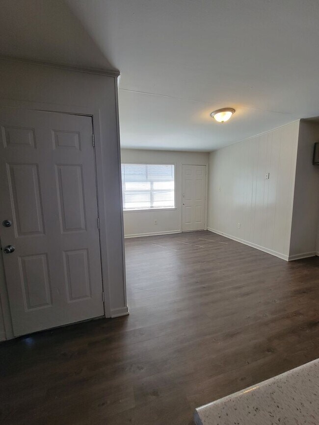 Foto del edificio - 3 bedroom 1 bathroom $300 OFF 1ST MONTH SPECIAL