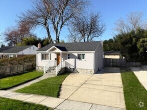 Building Photo - 4416 Hallet St