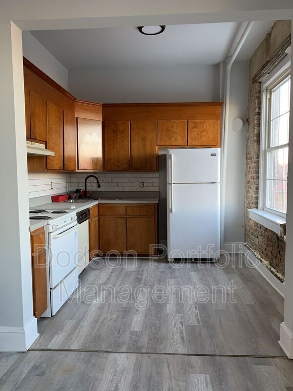 Primary Photo - 39 Bollingbrook St