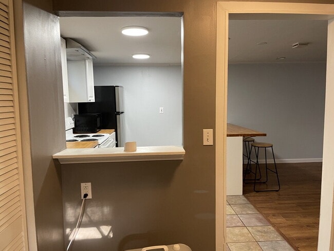 Foto del edificio - Spacious 1,000 Sq Ft 1 bedroom Lower Unit ...