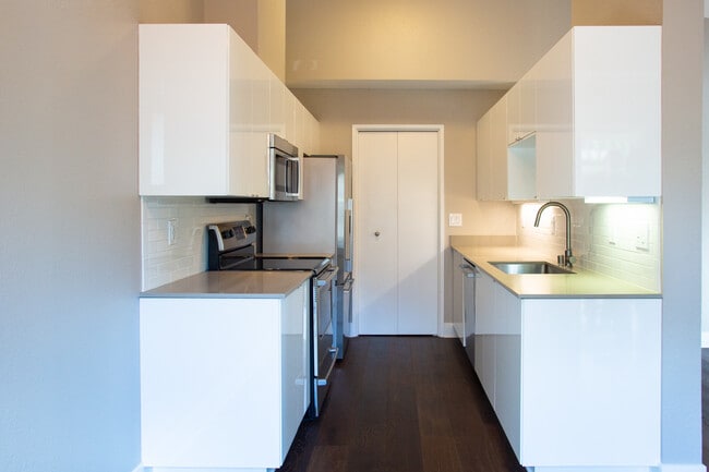 Galley Kitchen - 202 Shoreline Ct
