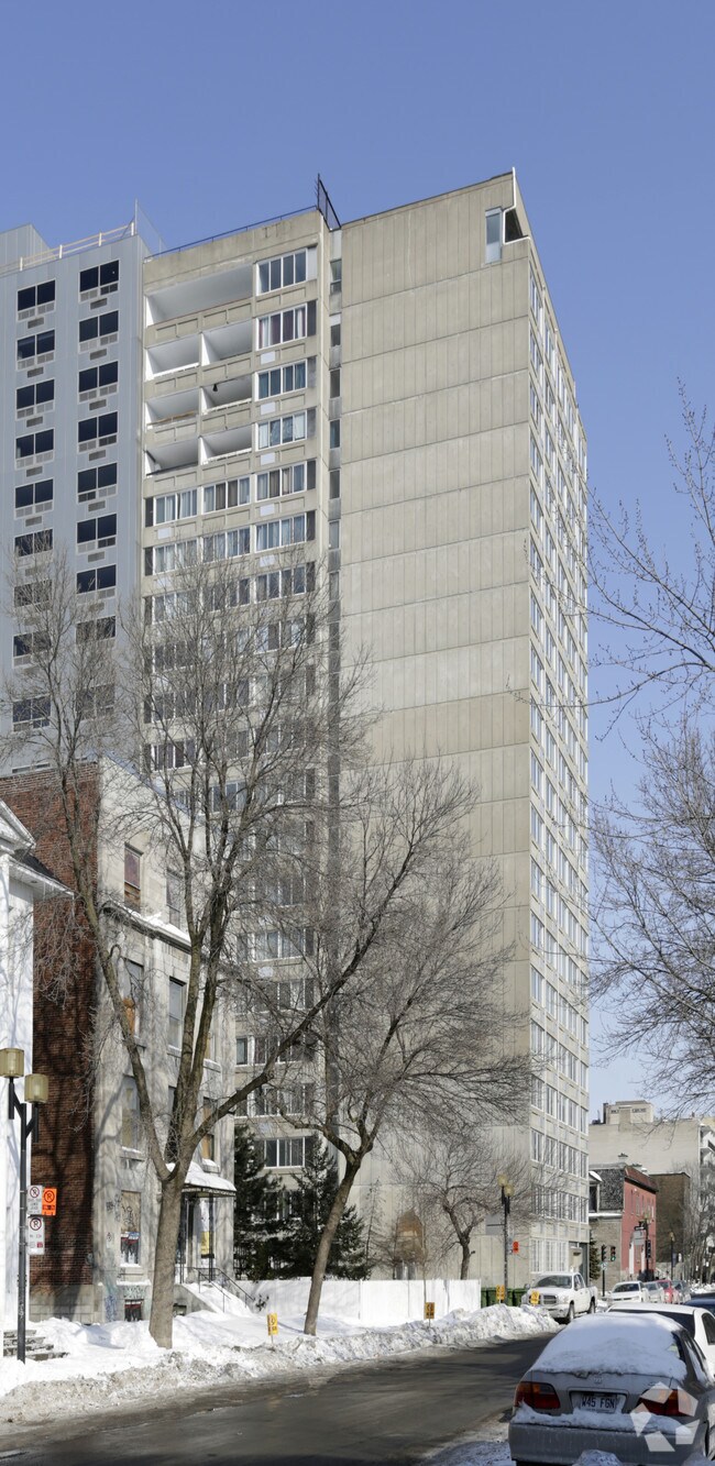Photo du bâtiment - The 1350 Dufort Apartments