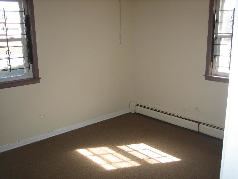 Building Photo - 79th Wabash - Spacious 2BR w/Heat & Gas!!