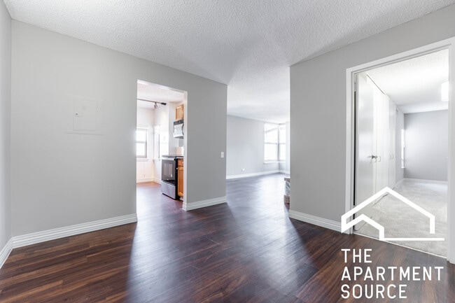 Building Photo - 2BR1BA in River North!