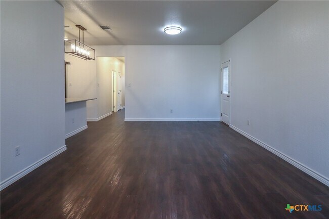 Foto del edificio - 5005 Rose Gdn Lp