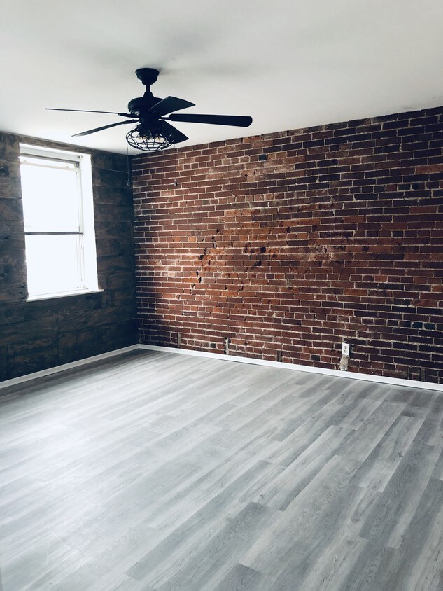 Primary Photo - 211 W Main St