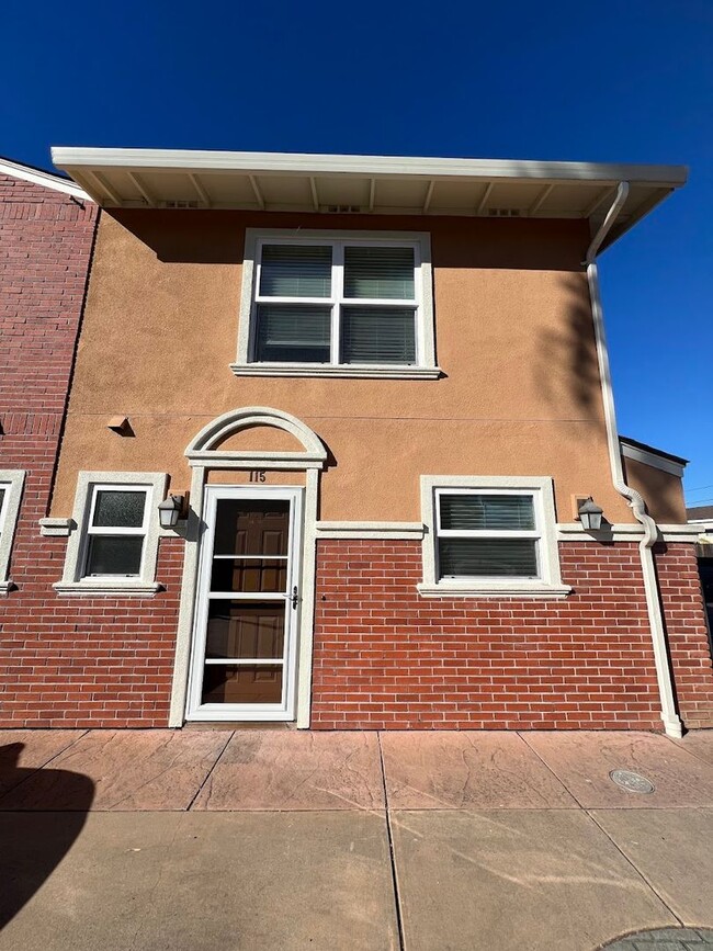 Building Photo - Updated 2BD/2.5/BA Sunnyvale Townhouse - A...