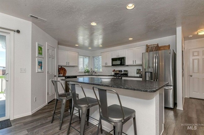 Building Photo - Large 5 Bedroom 3 Bath Home in Meridian _ Dog Friendly!