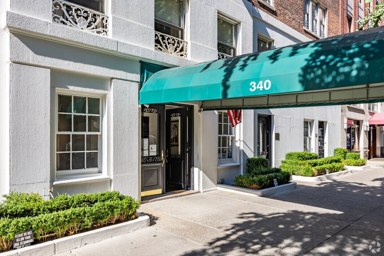 Entrada - 342 E 72nd St