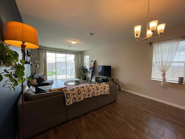 Foto del edificio - 128 Lacey Oak Lp