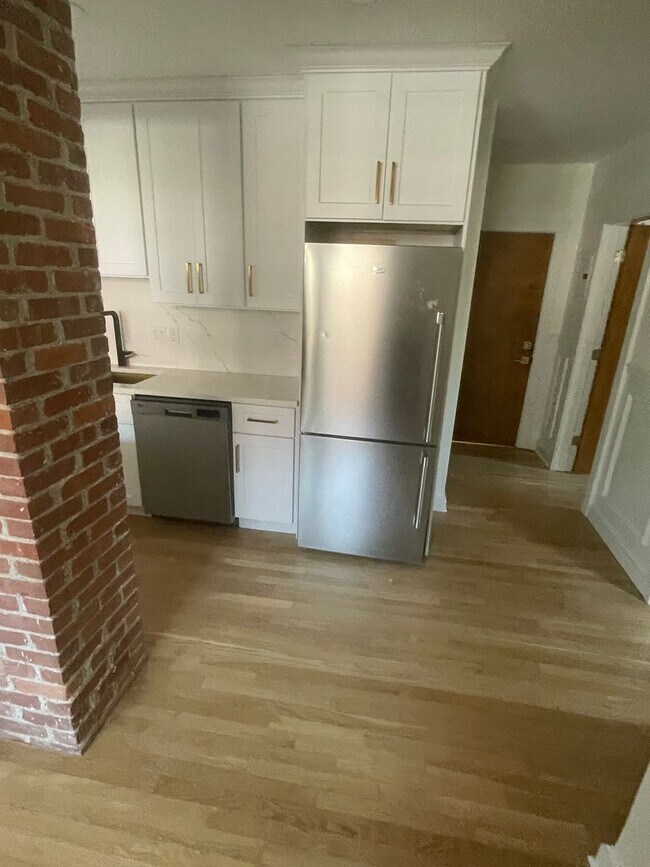 Foto del edificio - Rare, nicely updated 2 bed in Brookline fo...
