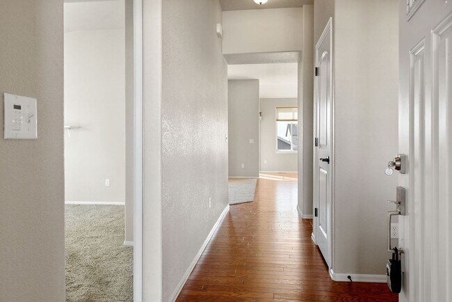 Building Photo - Stunning 3 Bedroom Ranch in Raindance