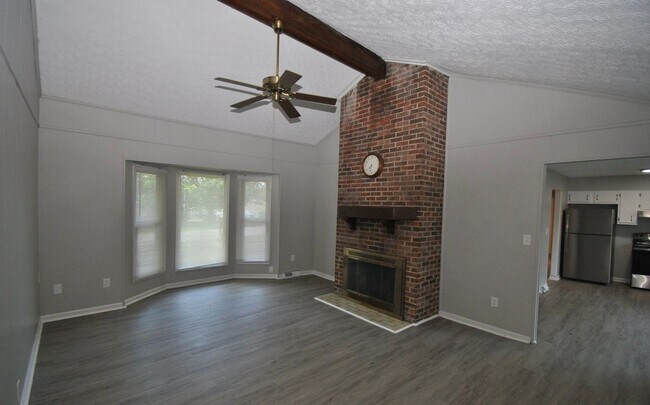 Building Photo - Available 8/1/26 - East Louisville 3 bed, 1.5 bath ranch on corner lot