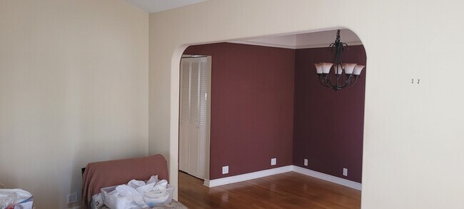 Entrada arqueada al comedor. - 2360 Sonoma St