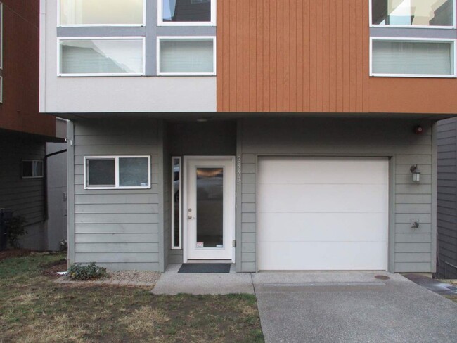 Building Photo - 3 Bedroom, 3.5 Bathroom Townhome in Tacoma