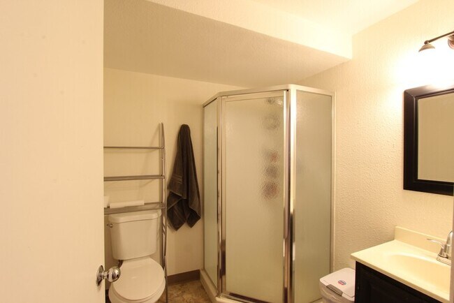 Foto del edificio - Spacious 3BR Lakewood Townhome w/ Bonus Sp...
