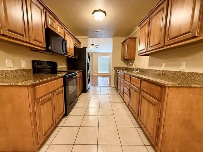 Building Photo - 812 Oakwood Ct