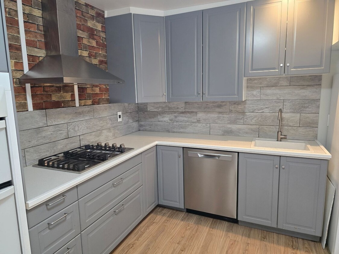 Foto principal - Charming Remodeled Ranch Home in Quiet Tho...