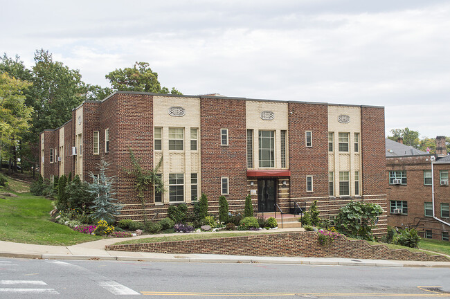 Building Photo - 1233 N Courthouse Rd