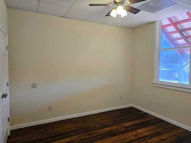 Building Photo - 53a Pennington Rd