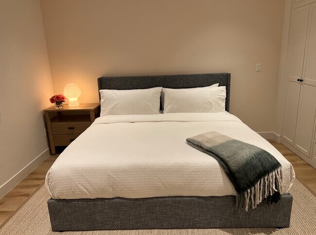 3 habitaciones, 3 baños - 1,500 pies cuadrados - Dormitorio - Plymouth Apartments