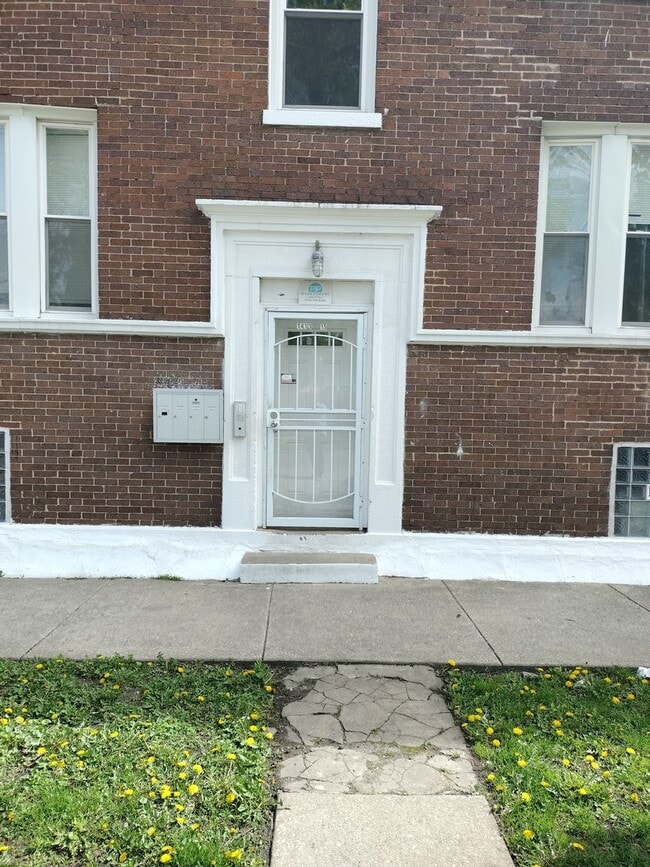 Building Photo - 1413 W 66th St