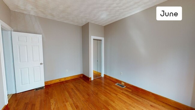 Building Photo - ROOM ONLY in 4-bed/1.0-bath Home