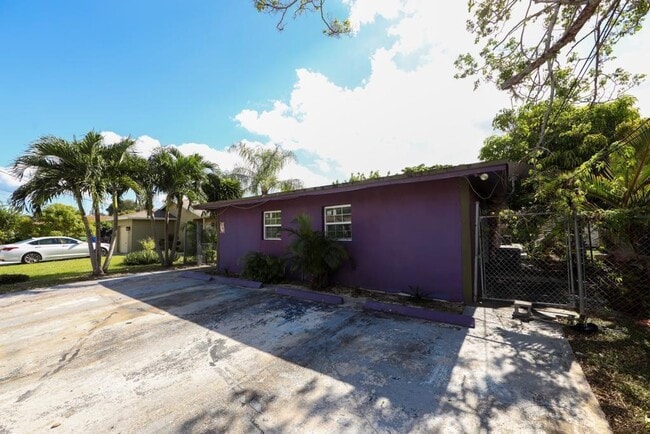 Building Photo - 1132 NW 5th Ct