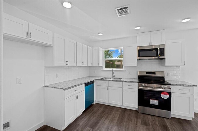 Building Photo - 8125 Laura Koppe Rd