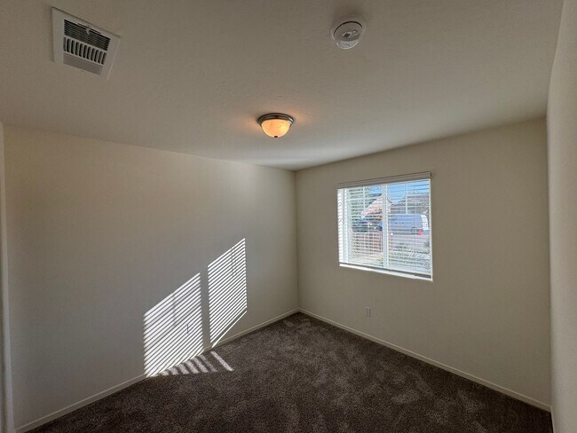 Foto del edificio - Beautiful Visalia Home Available Now!