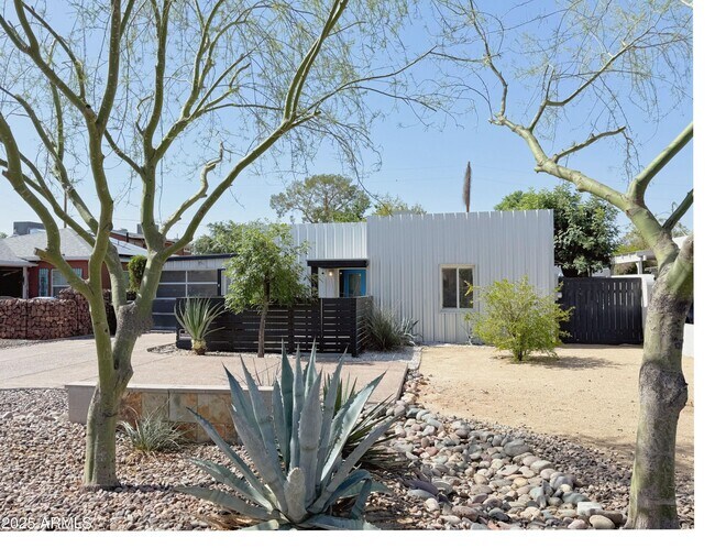Foto del edificio - 2237 E Cambridge Ave
