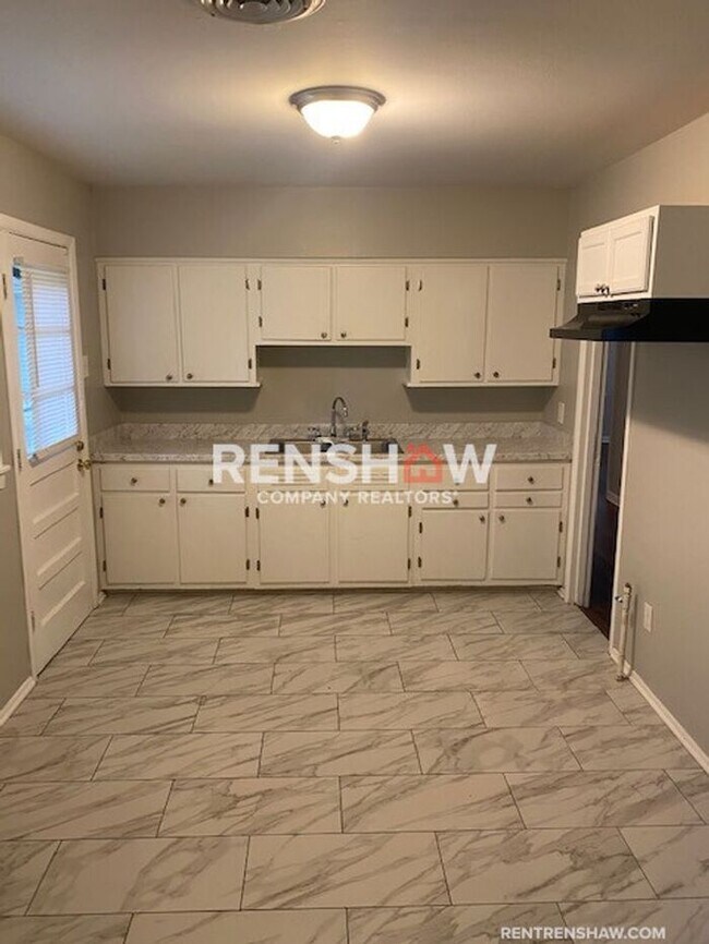 Foto del edificio - Recently Renovated 3/1 Home In Colonial Ac...