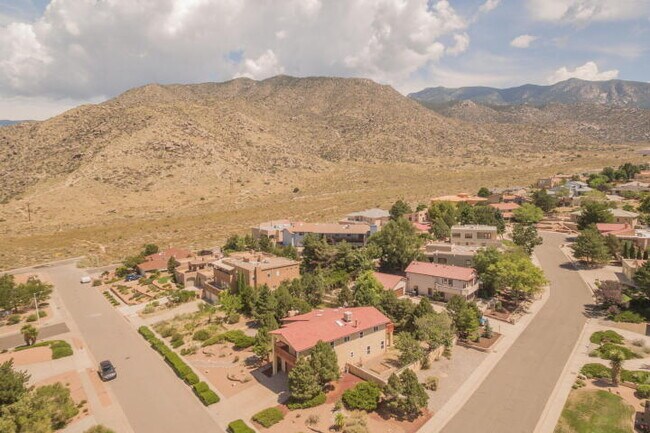 Building Photo - 1700 Camino De La Sierra NE