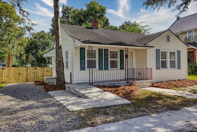 Foto del edificio - Renovated 2 bdrm home in East Savannah