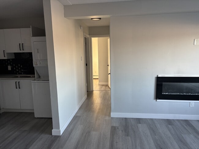 Photo du bâtiment - 12525-12118 118 Ave NW