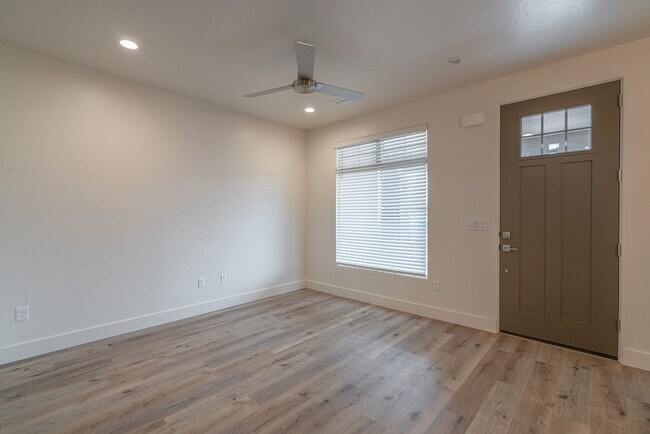 Building Photo - 687 S Guy Ln