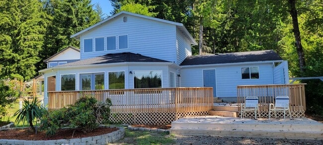 Building Photo - Rare Lakefront Retreat