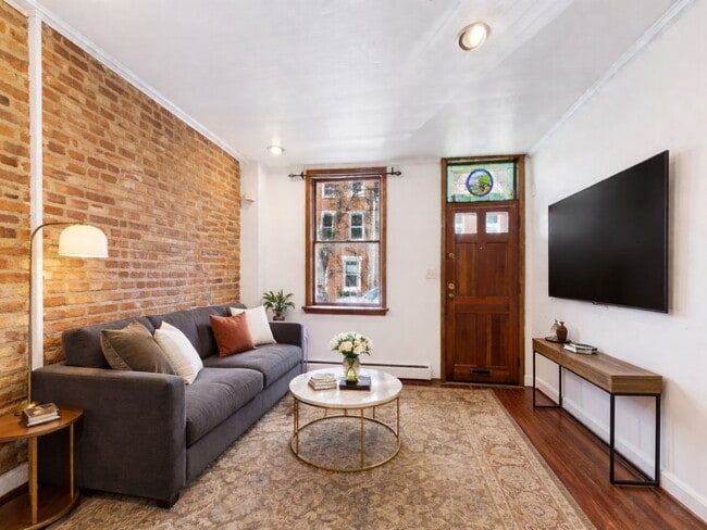 Foto del edificio - DELIGHTFUL QUEEN VILLAGE TOWNHOUSE.