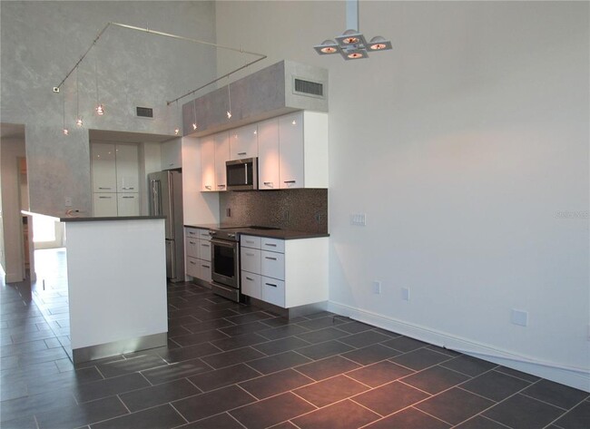 Building Photo - 800 N Tamiami Trail