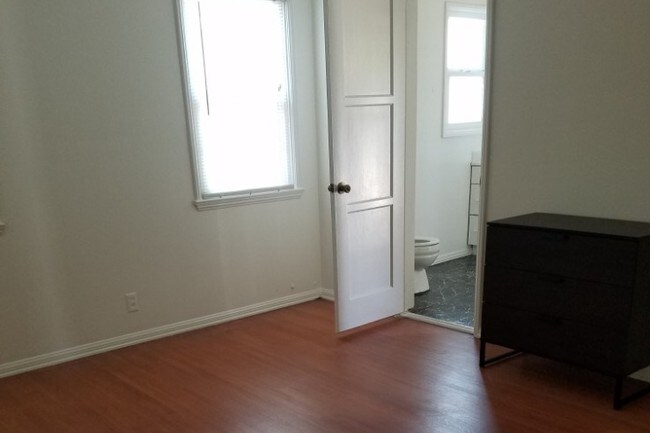 Foto del edificio - 8437 Naylor Ave