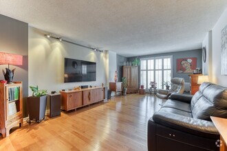 Building Photo - 4411 R. Saint-Denis