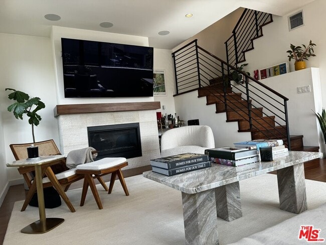 Foto del edificio - 140 S Hayworth Ave