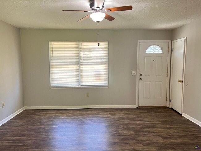 Building Photo - 211 Laverne Dr